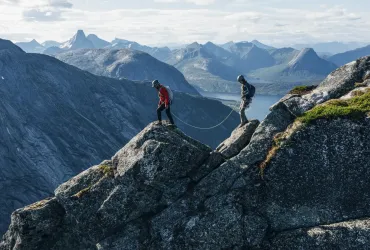 Zwei Personen in Seilschaft auf Kuglhornet in Norwegen