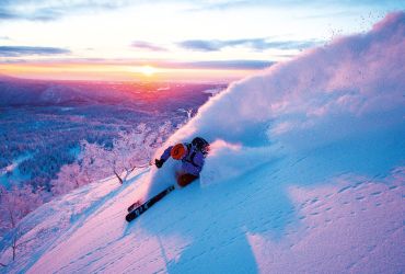 Skifahrer vor Sonnenuntergang auf Hokkaido