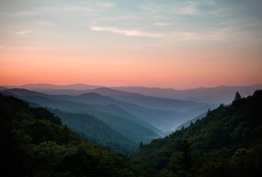 Sonnenuntergang im Great-Smoky-Mountains-Nationalpark in der Nähe von Gatlinburg, Tennessee.